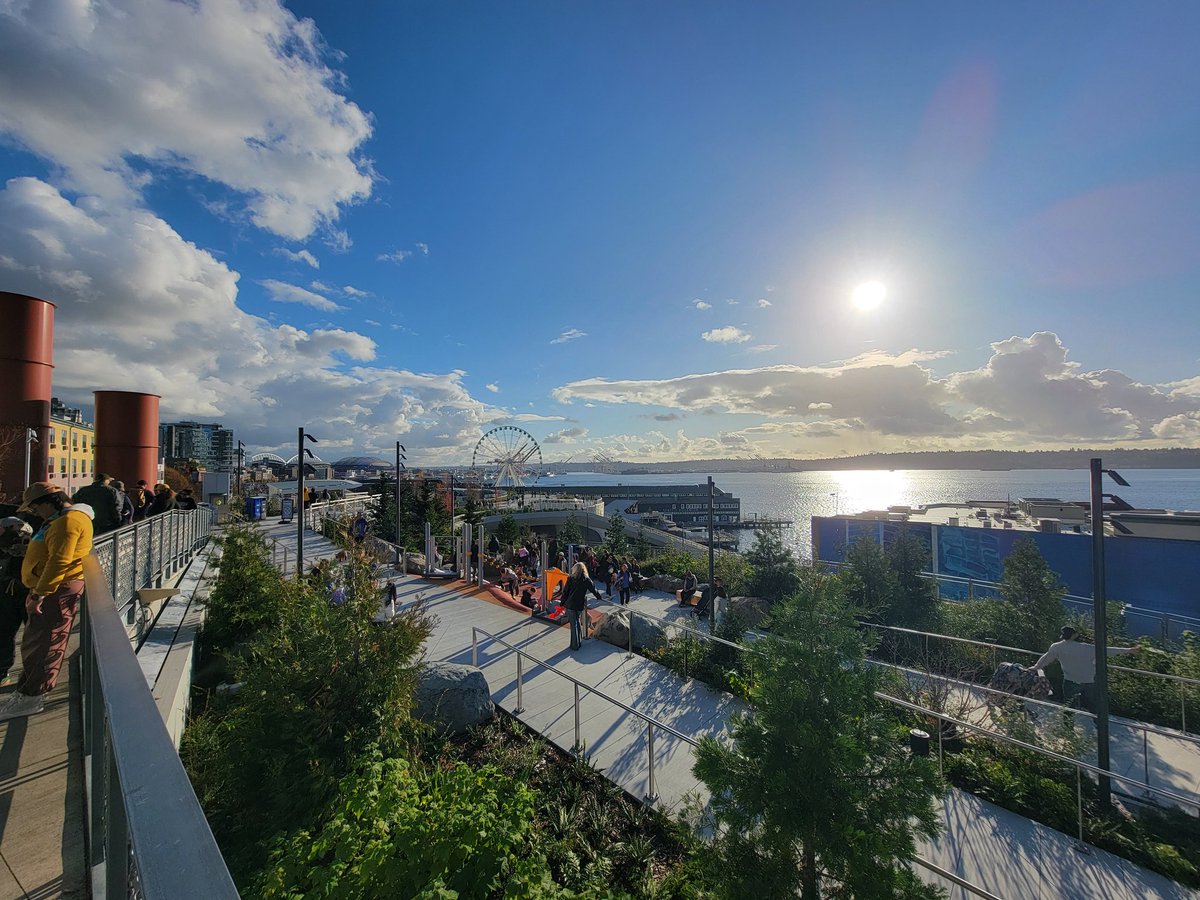 caseyworks's tweet photo. a glorious Friday in downtown Seattle https://t.co/QfOvvWnTbd
