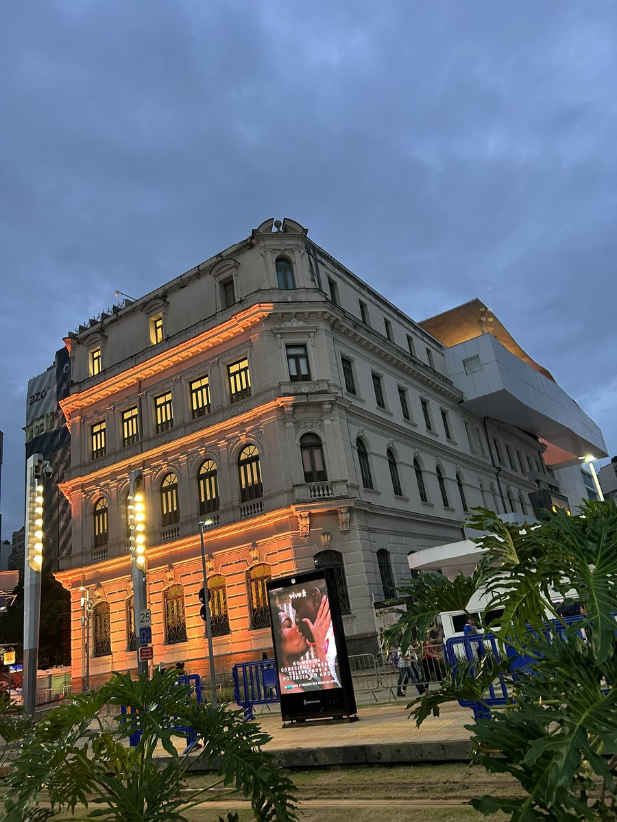 No Workshop de Design Thinking by <a href="/arturkja/">ArturKja</a> 
aprendi que a curiosidade é o gatilho para a criatividade! Como curadora do códigos futuro é o meu desafio diário ! #g20cria #G20Brazil #youpix