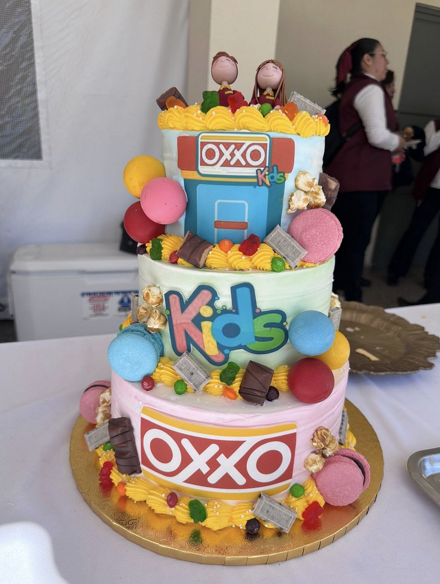 KenniaV's tweet photo. Femsa inauguró su "oxxo kids" en el que aseguran que buscan el bienestar social de infantes con apoyo de nutriólogos, médicos y psicólogos.
Lo que veo es un espacio que promueve los productos chatarra o ¿alguien ve frutas y verduras? https://t.co/IKEdrkJpKT