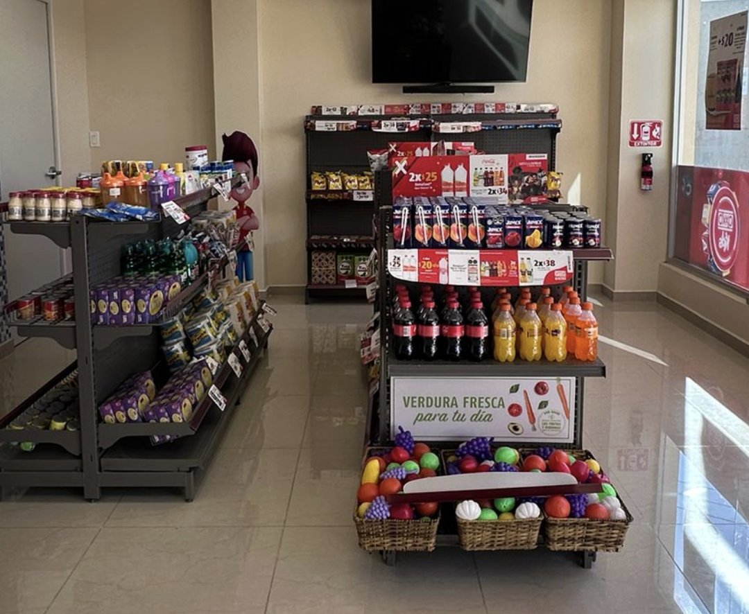 KenniaV's tweet photo. Femsa inauguró su "oxxo kids" en el que aseguran que buscan el bienestar social de infantes con apoyo de nutriólogos, médicos y psicólogos.
Lo que veo es un espacio que promueve los productos chatarra o ¿alguien ve frutas y verduras? https://t.co/IKEdrkJpKT