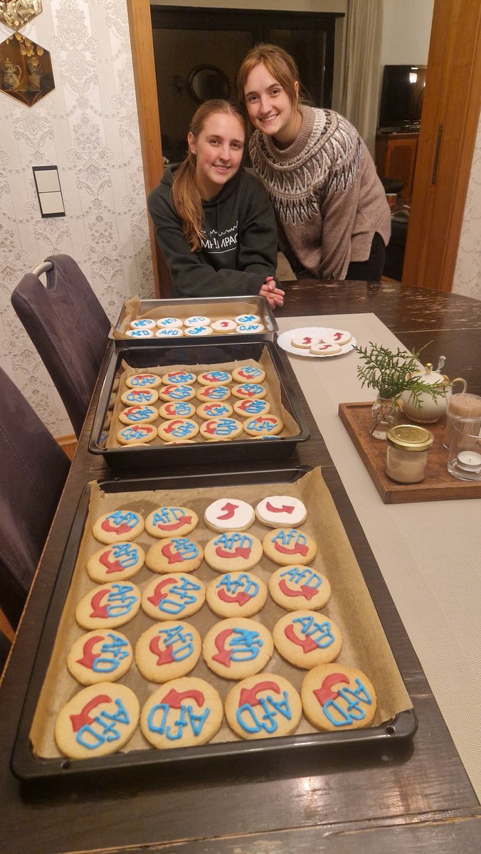 MalteKaufmann's tweet image. Der Landesparteitag in #Ketsch kann kommen. Für alle Mitglieder des Kreisverbandes #Heidelberg gibt es selbstgebackene #AfD-Kekse. 🤗🥰👌