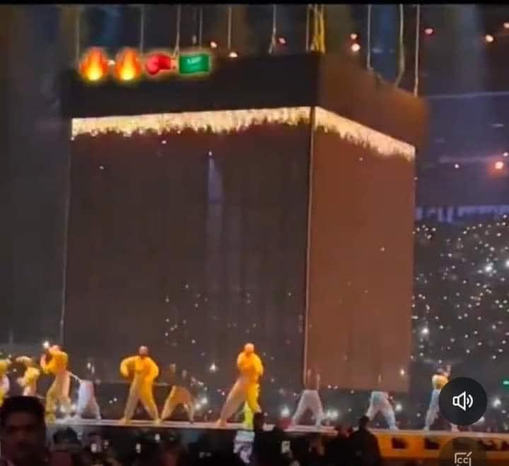 قال النبي ﷺ ( رأيت عمرو بن عامر الخزاعي يجر قصبه –أمعاءه- في النار، فكان أول من غير دين ابراهيم ) 

اللهم لطفك بنا 
اللهم ان هذا منكرًا لا يرضينا ونبرأ اليك من كل هذا

#كفار_قريش 
#بلاد_الحرمين