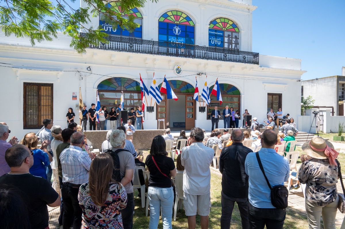 Hoy tuvo lugar la reinauguración del Palacio Lacueva en Santa Lucía. El Ministro (I) de Turismo <a href="/MonzeglioRemo/">Remo Monzeglio</a> afirmó: "Este logro es el resultado del esfuerzo conjunto entre la UTU, el Ministerio de Turismo y la comunidad local, quienes trabajaron con un objetivo común".