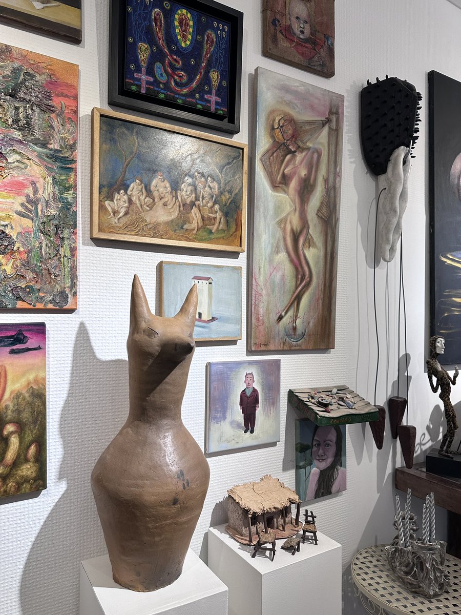 AlePerotti72's tweet image. Perotti galería que viene apostando al arte hace tantos años ahora Zolida galeria.
En el primer piso de la casa se encuentra parte de la impactante colección que reúne más de cien obras, puede ser visitada también, además de las muestras exhibidas en el espacio de la PB.