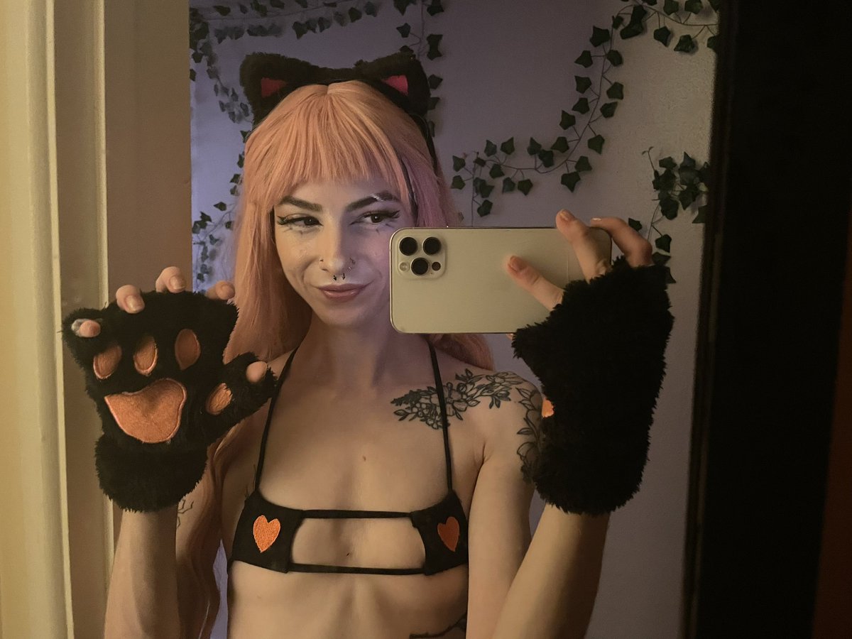 SpookyHippy's tweet photo. happy friday 💕 https://t.co/eK8ZGEHtSA