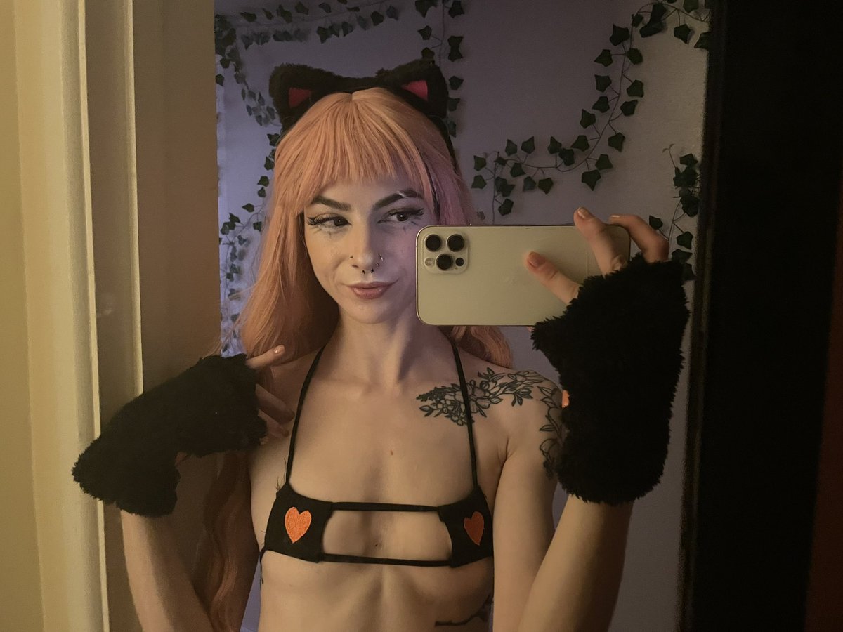 SpookyHippy's tweet photo. happy friday 💕 https://t.co/eK8ZGEHtSA