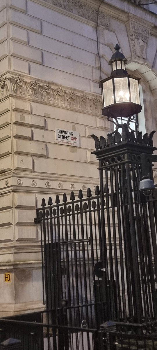 loosecollie's tweet photo. Prime Minister,

I popped by today to see if you were in.

Am thinking of bringing some friends over next week. Would it be ok if we used your loo?
We will wipe our feet, or take our wellies off. 
Thanks. 
#WeJustWantToFeedYou https://t.co/sXLb9kfZDV