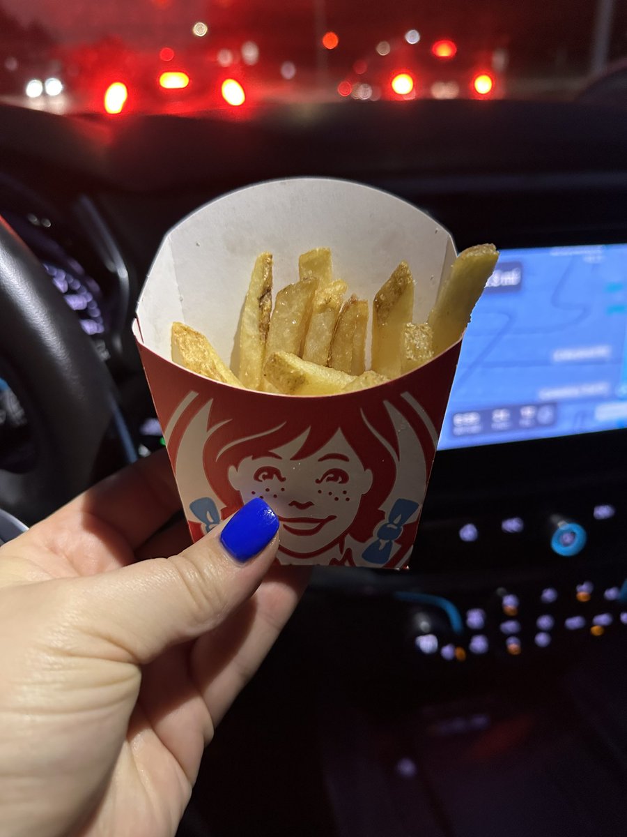 a_lep11's tweet photo. @Wendys very disappointed in my order tonight. Missing a 6 piece nugget. This was my small fry. And my Diet Coke tasted like gross water. https://t.co/MIMPk1YSde