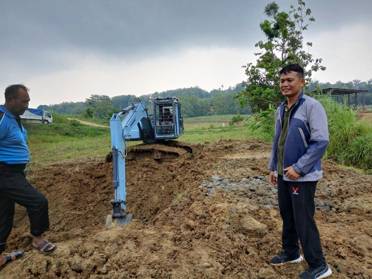 Firman_discuss's tweet photo. Jumat(15/11/24) Luhkan Blora Muhammad Firman melaksanakan Monitoring Pemanfaatan Bantuan Alat Berat Excavator dari KKP TA 2024 di Pokdakan Tunas Jaya
#luhlapor
#GiatLuhkanSatminkalTegal
@pusluh_bppsdm 
@PKBLU_bp3tegal https://t.co/Jv8mQYHOv8