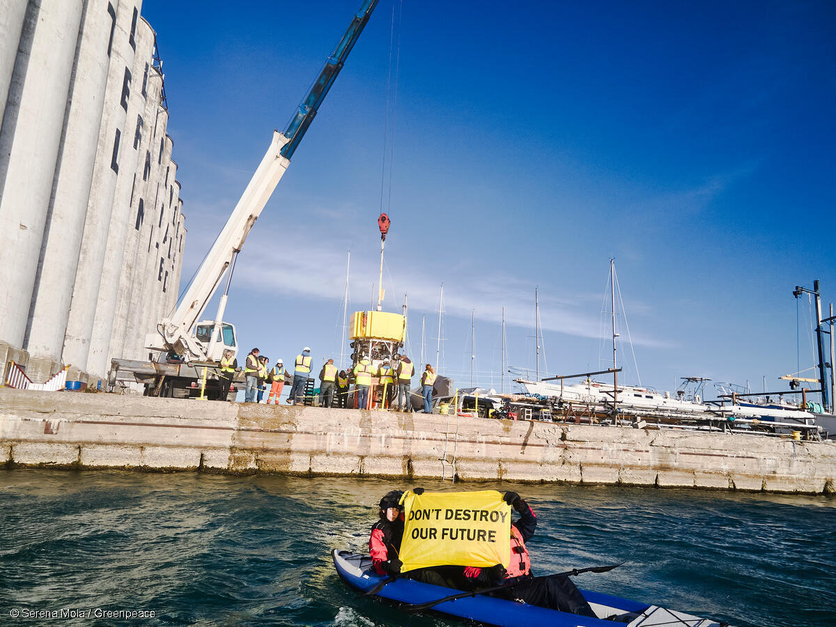 Greenpeace's tweet photo. 🛶 Kayaktivists against deep sea mining ! 

In Ontario, Canada, Greenpeace US and UK activists took action against the deep sea mining company Impossible Metals. They sent a clear message: there is no such thing as sustainable deep sea mining. Share if you agree! https://t.co/bI8QVeOtpc