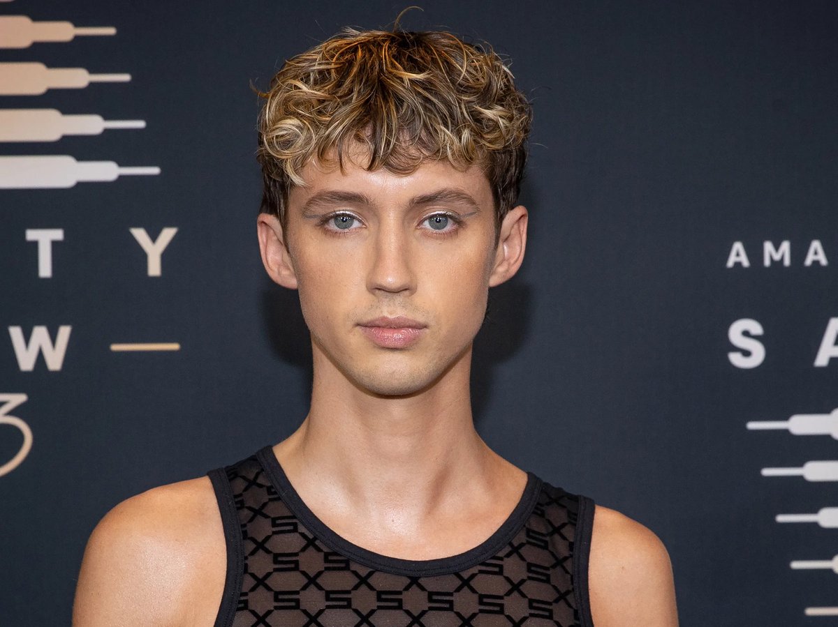 Poo_Crave's tweet photo. Troye Sivan on the 1989 Tiananmen Square Massacre:

"She sounds like a damn mess hunny." https://t.co/Ps6IjVizLv