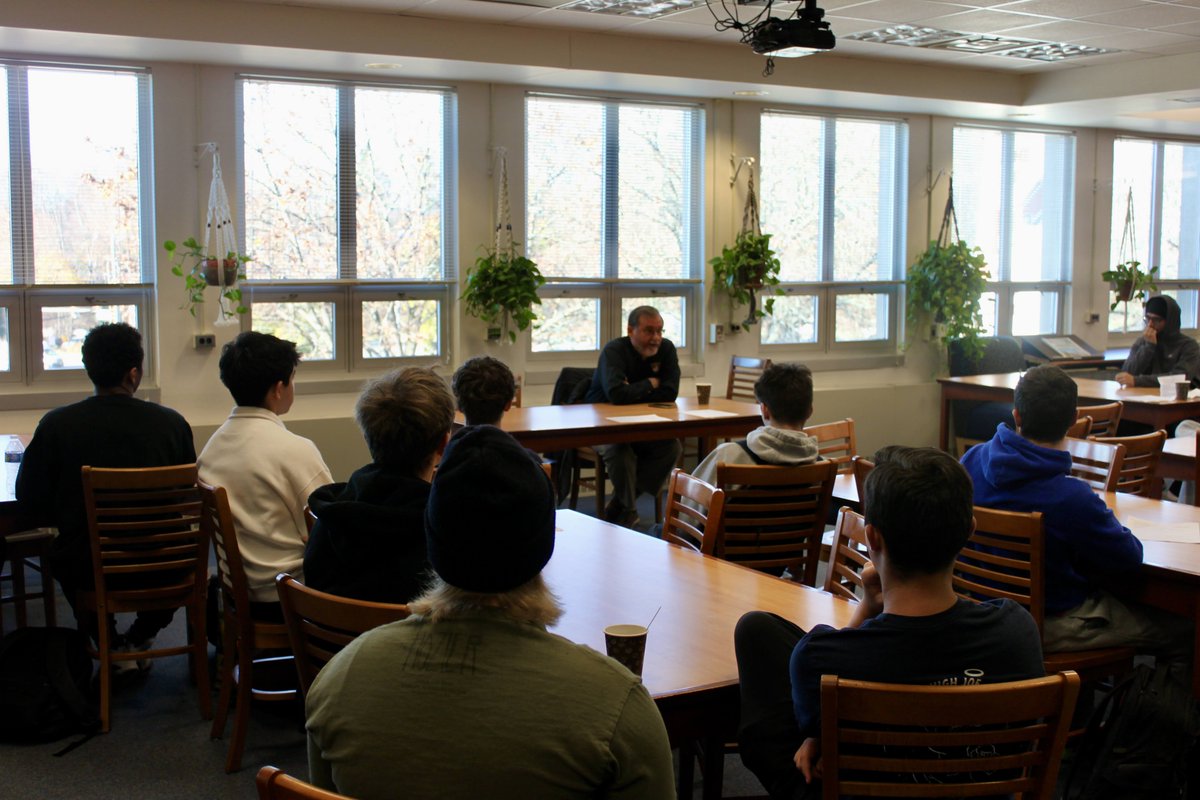 Earlier this week, the Pascack Hills History Club held a guest speaker event with veterans from the Park Ridge American Legion. Students heard stories about the veterans services and asked questions about their careers. Thank you to the veterans and the History Club!