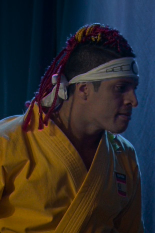 jaimesDEAD's tweet photo. Increíble que el de cambio de clase represente a España en Cobra Kai... https://t.co/3cuEgZcz3A