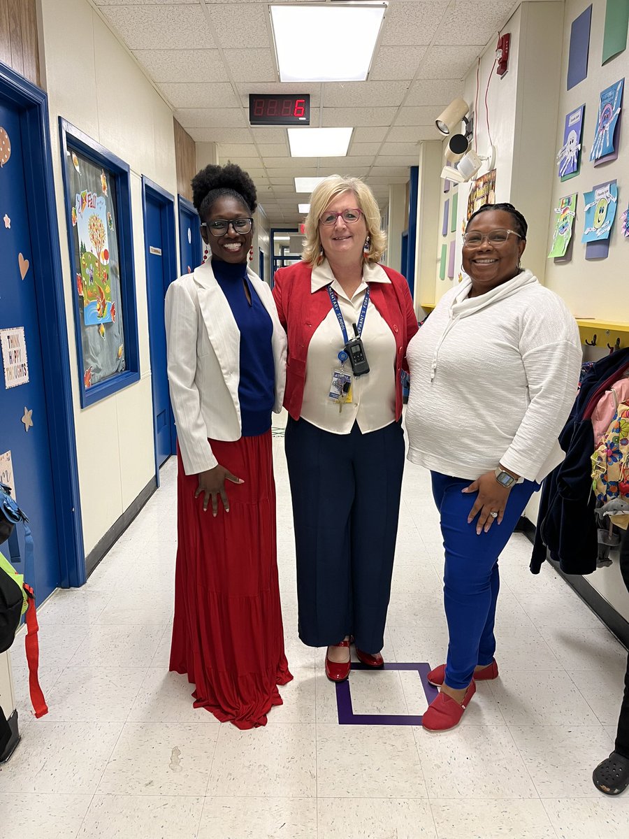 EFES_Proud's tweet photo. It was a busy week at EFES. Tuesday we wore red, white and blue to honor our Veterans. Wednesday was Career Day and it was awesome! #BuildingtheBestSPS https://t.co/2EE18GlnKp