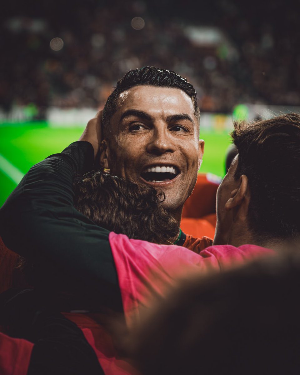 كبيُر قومي وإن جارَ الزمانُ 
زعيمُ قاداتِكُم وإن كَثِروا