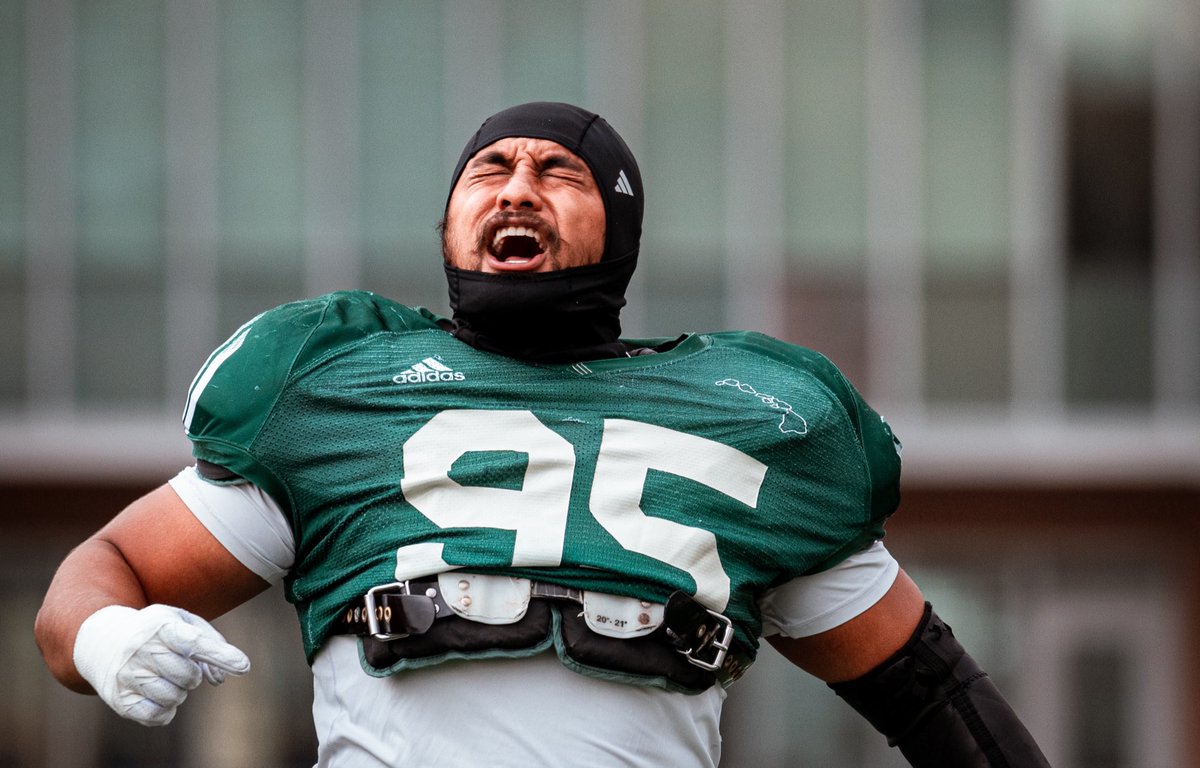 HawaiiFootball's tweet photo. HI up in the mountains ⛰️ 

#BRADDAHHOOD x #GoBows https://t.co/kHaHgkSDPv