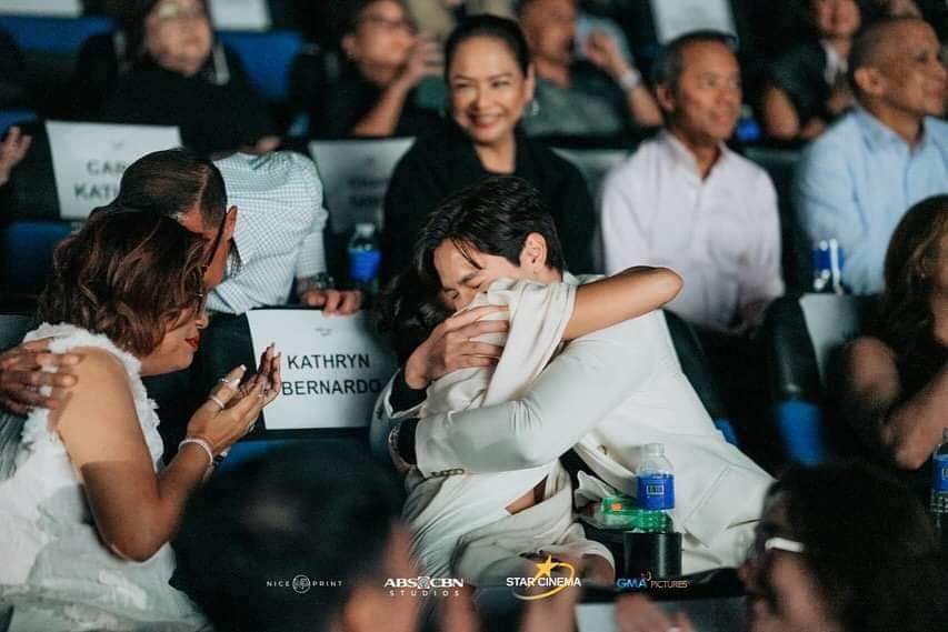 Lexiror30's tweet photo. WE DON'T LOVE YOU, JOY AND ETHAN! 🤍 #helloloveagain #kathden #KathrynBernardo #ALDENxHLA #ALDENRichards https://t.co/8makTW1YfV
