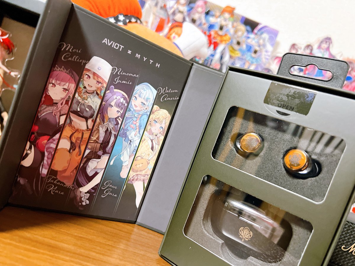 __J__A__C__K__'s tweet image. MYTHのコラボイヤホン届いた！

イヤホンつけた瞬間にメンバーの音声聴こえてきて感動

しかもイヤホン自体の音質もエグい、
低音好きにはたまらん

設定で沢山キアラの声聴くよー！！

 #hololivemyth  #AVIOT #KFP