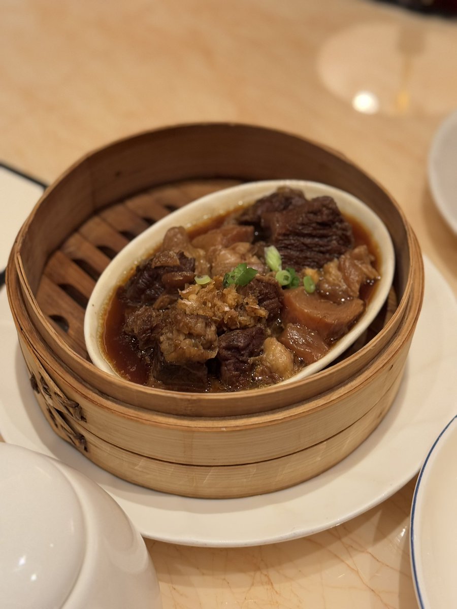 起床吃早茶。昨晚做梦梦到期权被行权，起来一看果然到了行权价格，很神奇。这周交易结束，周线来看，MARA/CLSK 涨 9% 左右，MSTR 26%，COIN 13%，我自己利润周一大幅上涨120万刀后一周回撤100万刀，算是大起大落的一周，很有交易乐趣。

今天聊聊我为什么选择不长期持有 MSTR