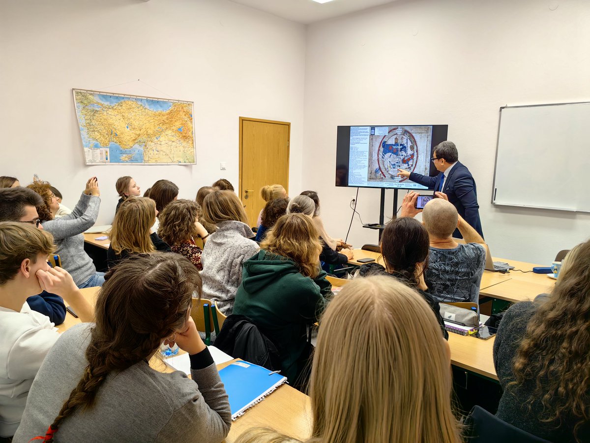 ShahlaKazimova's tweet image. 🙏to Prof. Mukhit-Ardager Sydyknazarov, a 🇰🇿cartographer, for his lecture to Turkology students at the @UniWarszawski and for presenting  maps depicting 🇰🇿 and other Turkic states. I was honored with a traditional Kazakh shapan – a symbol of respect. Рахмет🙏🗺️ #kazakstan
