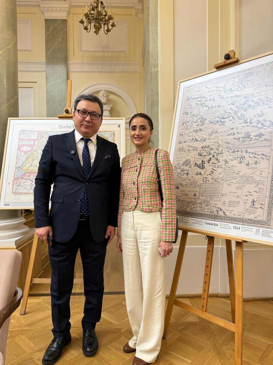 ShahlaKazimova's tweet image. 🙏to Prof. Mukhit-Ardager Sydyknazarov, a 🇰🇿cartographer, for his lecture to Turkology students at the @UniWarszawski and for presenting  maps depicting 🇰🇿 and other Turkic states. I was honored with a traditional Kazakh shapan – a symbol of respect. Рахмет🙏🗺️ #kazakstan