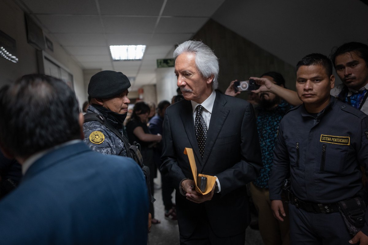 #ACTUALIDAD  🚨Hoy, la Sala Segunda de Apelaciones ordenó que el periodista José Rubén Zamora regrese a prisión preventiva, revocando el arresto domiciliario que se le otorgó hace menos de un mes.

#Zamora, había cumplido más de 800 días en prisión preventiva antes de ser enviado