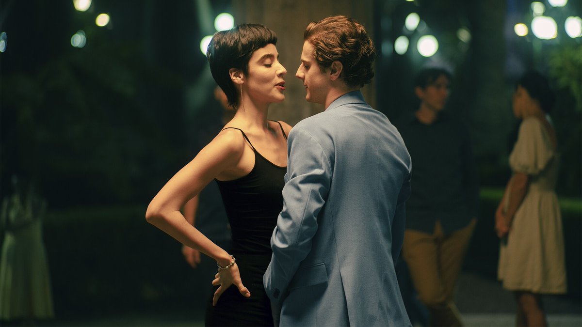 /6 Por su parte, Esmeralda Pimentel, cuyo personaje (Frida Becker) fue uno de los más favorecidos en la adaptación, comenta: 
“Me parece terrible que una novela de los años 50 siga tan actual. Pareciera que hay cosas que no cambian; y tiene que ver con la impunidad y la