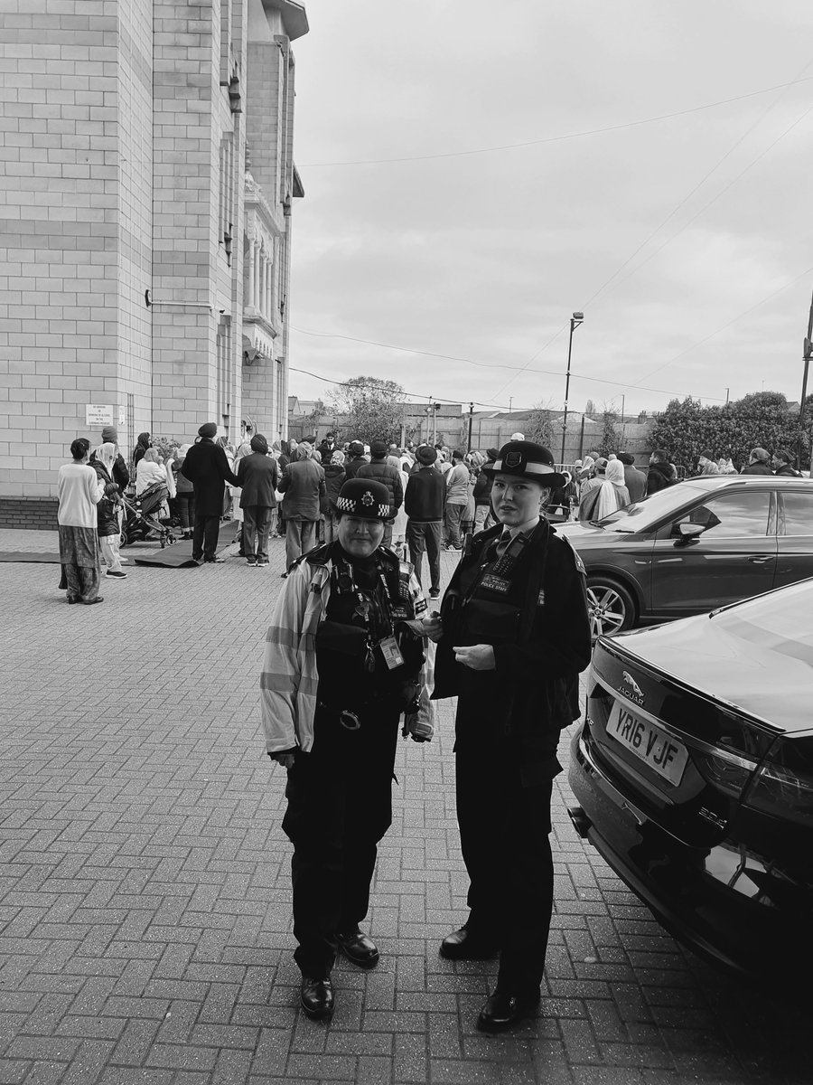 MPSHounslowHth's tweet photo. Hounslow Heath SNT assisted by @MPSHounslowWest were at the Gudwara at Alice Road Hounslow Today showing a presence for Guru Nanak Jayanti. What a joyous occasion it was indeed. 
#BeSafe 
#localpoliceunit 
#communityengagements https://t.co/8ALMVvCrwz