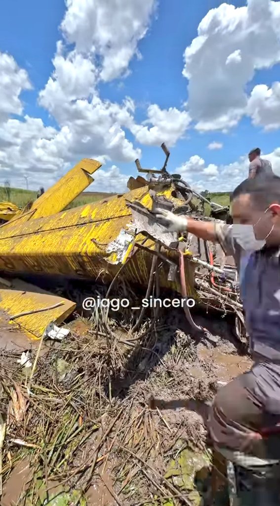 ivancp25's tweet photo. #AccidenteAéreo mortal de un #AirTractor #AT602 (PP-PLR) de "Fama Aviação Agricola", en #Fernandópolis, #Brasil 🇧🇷. Empleados de 1 fábrica de caña de azúcar lo vieron volar en condiciones normales, hasta que inclinó el morro hacia abajo y se estrelló. Falleció su piloto. 14-11-24 https://t.co/7b9aMfejym