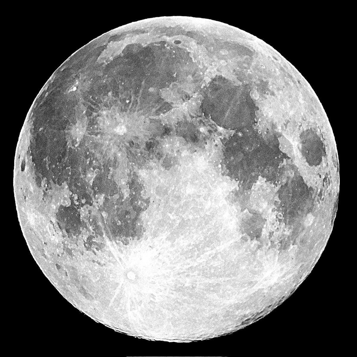 John_dewet's tweet photo. @metoffice @bbcweather Full moon  at 23:05 above Sedgeford, Norfolk.
#fullmoon #supermoon https://t.co/hCpNb6AZul