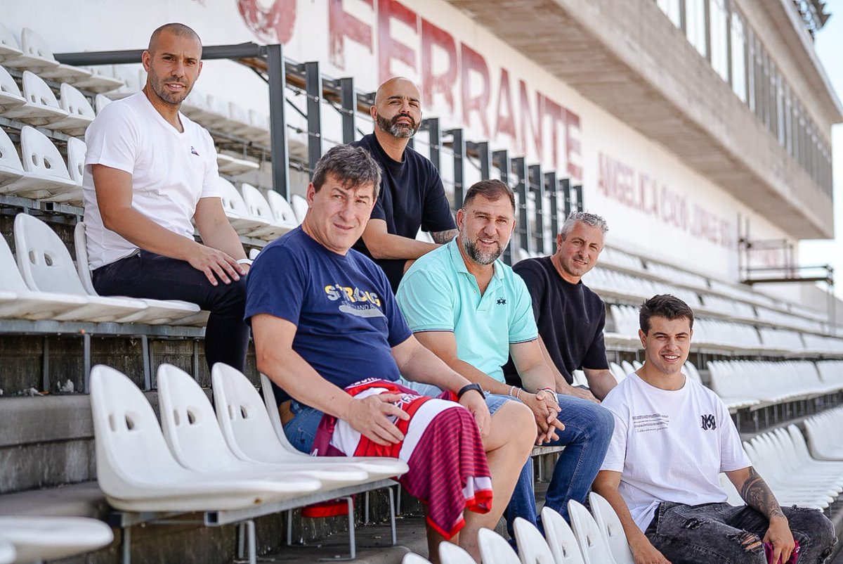 depmoronoficial's tweet photo. 🔴 El cuerpo técnico, encabezado por Walter Otta, estará conformado por: 

Félix Benito (Ayudante de Campo)
Carlos Pereyra (Ayudante de Campo) 
Luis Martínez (Entrenador de Arqueros)
Guido Micael Páez (Preparador Físico)
Tomás Benito (Videoanalista)

#SomosElOeste🐓 https://t.co/I3zQJidq4Y