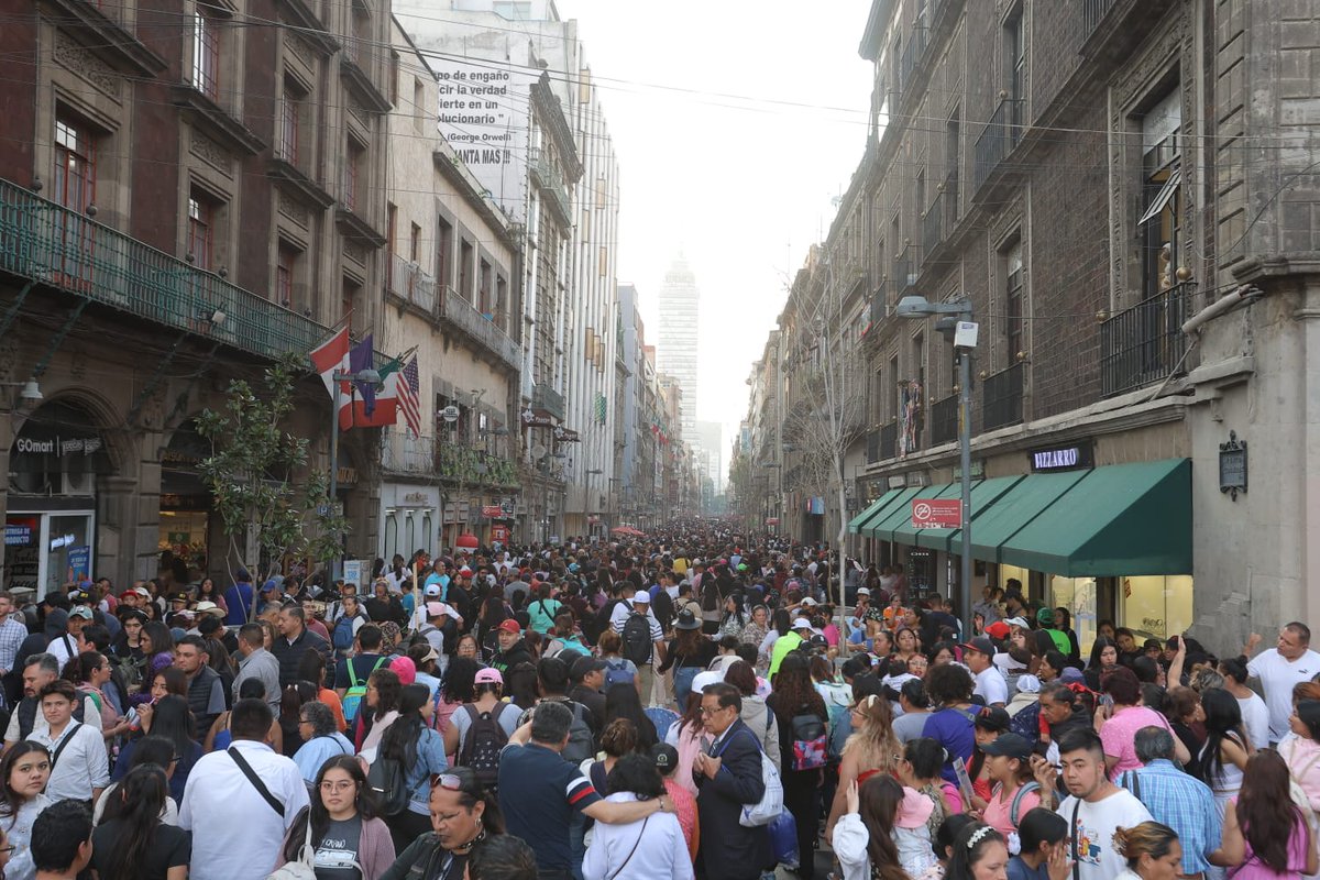 El_Universal_Mx's tweet photo. 🛍️ ¡La Calle Madero en la CDMX está literalmente abarrotada! El primer día del Buen Fin atrae a miles de compradores buscando las mejores ofertas. ¡Aprovecha! #BuenFin2024

Fotos: Gabriel Pano I EL UNIVERSAL https://t.co/fuTLYMG3c7