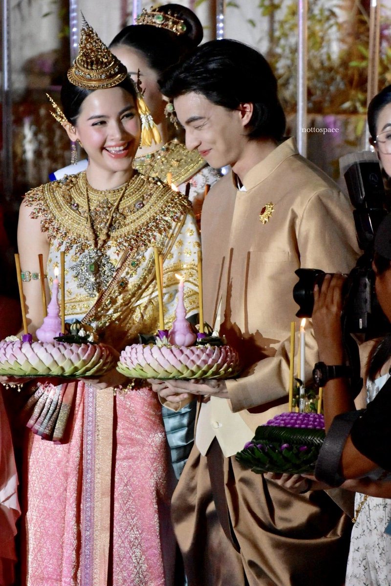 Sun_Sunflower19's tweet photo. งานลอยกระทงพี่ญ่าน้องกลัฟมากับชุดไทยสวยหล่อมากกก

//…สวยหล่อแบบนี้ต้องพีเรียดสักเรื่องแล้ววว!!

GULF AMAZING NIGHT OF LIGHTS 
#Gulf_Loikrathong2024
#LoiKrathongFestival2024 #AmazingNightOfLights
#GulfKanawut https://t.co/suPUslX0Fi