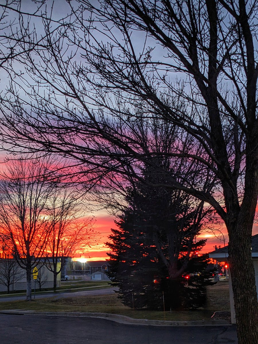 aafaque33's tweet photo. #Sunset this evening 
@NWSSiouxFalls https://t.co/cjKdfzl5S0