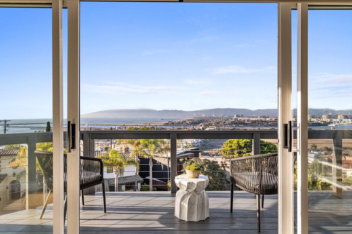 WeAreRealty's tweet photo. FOR SALE OR LEASE: 
A breathtaking 5-bedroom, 5-bathroom home offers the finest in coastal living in Playa Del Rey. This property boasts the most spectacular views in all of Los Angeles, overlooking the marina with 180-degree vistas of the city and water.

https://t.co/avC5D3t1vk https://t.co/I45jXWwkI5