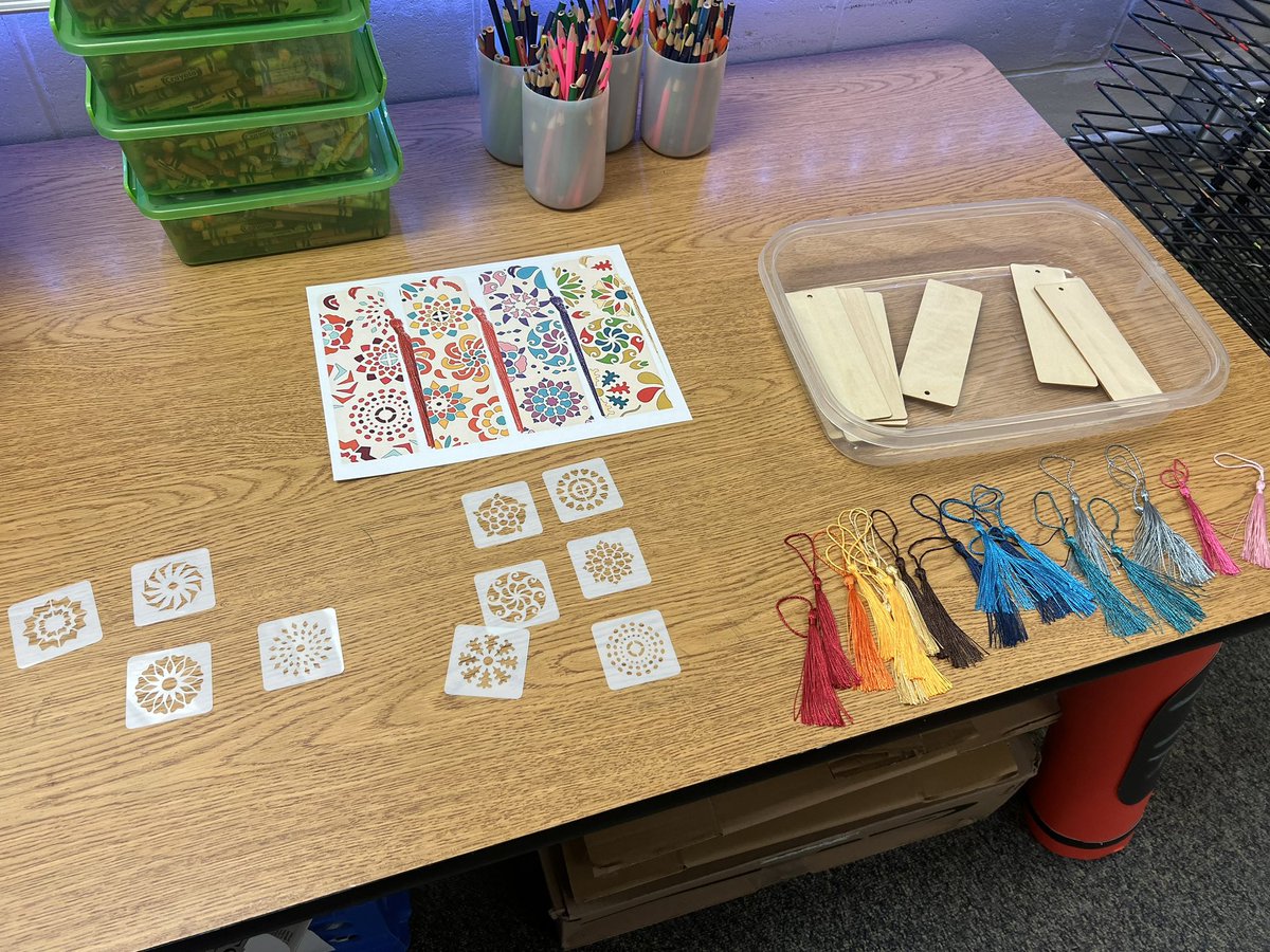 TSWildcats_BPS's tweet photo. A little Friday Afternoon Committee (FAC) — Classroom Edition! 🎨🖍️Thanks for hosting, @robertsonsclass &amp; Laura Jones!  After-school crafting isn't just fun—it's a chance to connect, unwind, and strengthen our school community. Making Connections! #bpsne https://t.co/MTERTzS2Bz