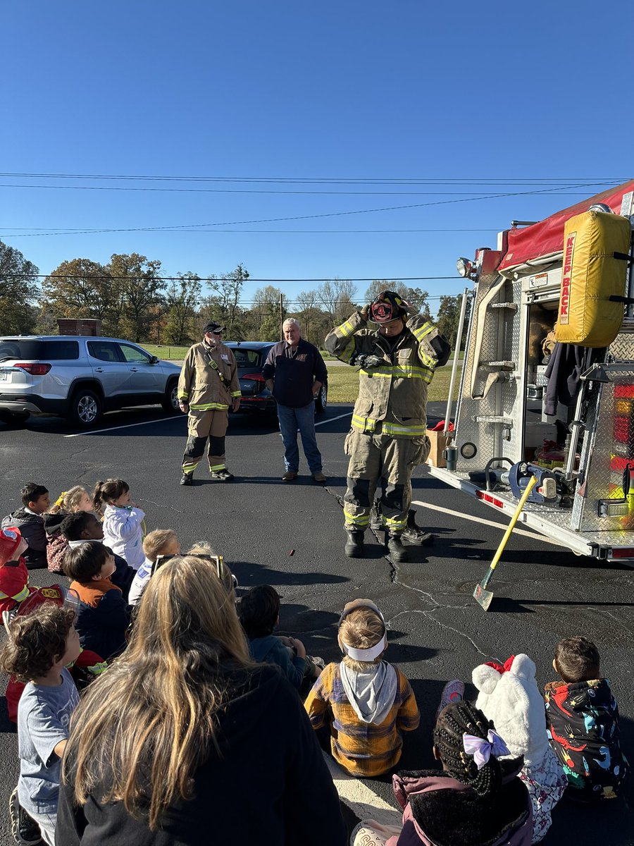 troy_tjohnson's tweet photo. A huge thank you to our community for coming out to make our NJES Touch a Truck Career Day a huge success for our Pre-K, 1st and 2nd graders! #growingtogetheratnjes https://t.co/UEyBPZ0kzM