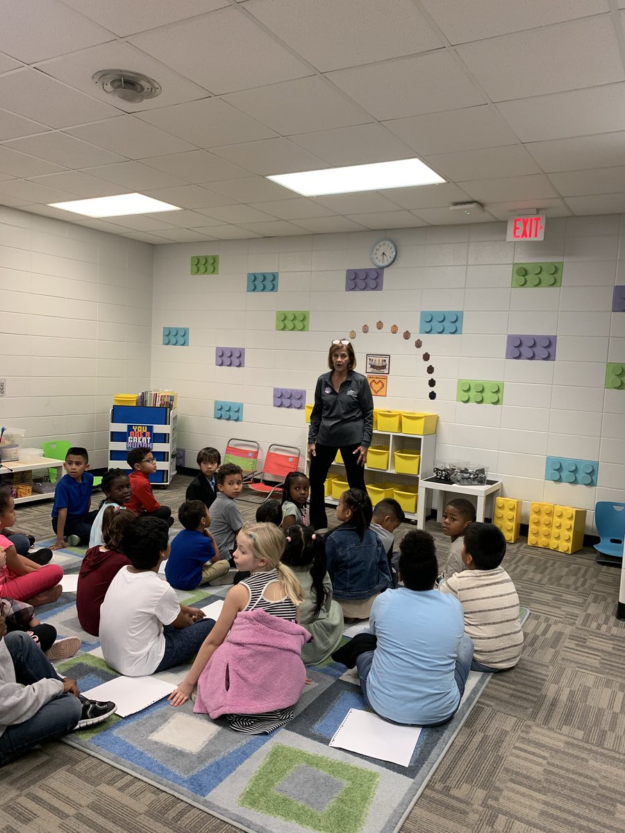 cindy_hundley's tweet photo. It was a cool day to be in the @GutermuthES library! The @APHfortheBlind came and shared cool experiences with our #2ndgraders. I loved it, too! @Mrsyoungcreates #KSB @JCASLKY #AccessWarrior #Braille @JCPS_LMS https://t.co/5SwlAYq6jg
