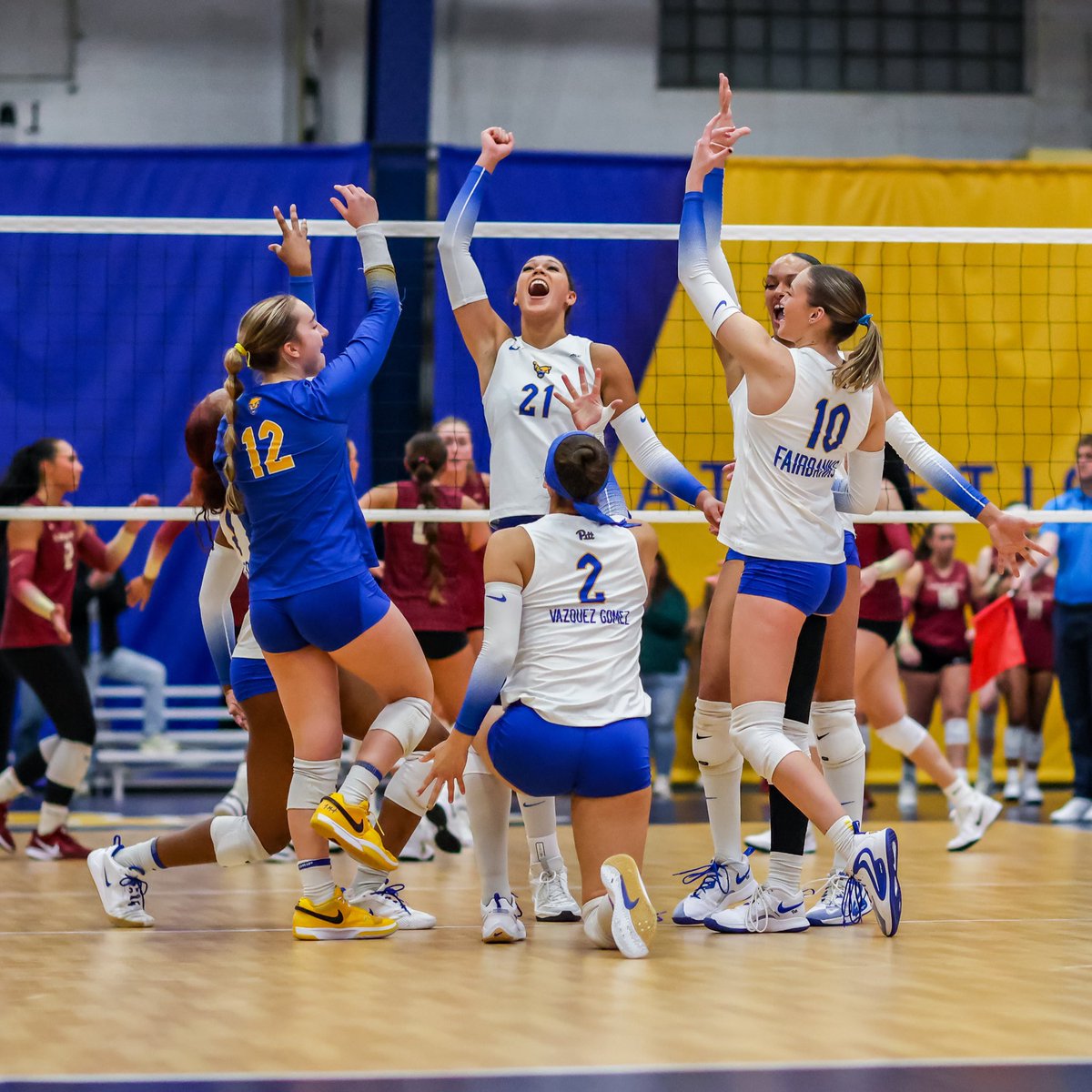 First big win of the night‼️

<a href="/Pitt_VB/">Pitt Volleyball</a> gets another ranked sweep over No. 22 Florida State 🧹🧹🧹
