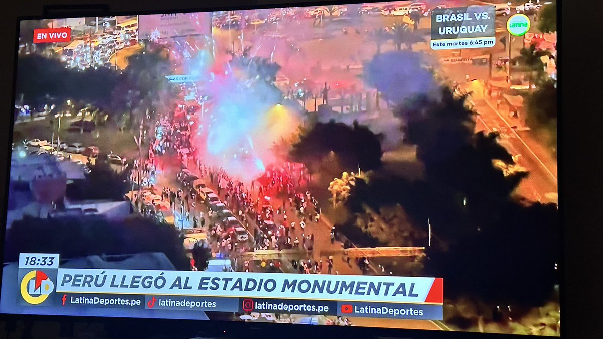 Muy buena la transmisión de Latina con la llegada del bus de la selección al estadio.
