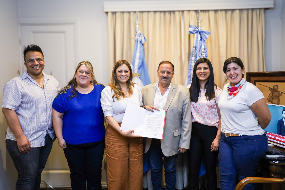 Hoy firmé el decreto de reglamentación del artículo 48, inciso q de la Ley 3870 que contempla una licencia por violencia en razón de género para quienes trabajan en la Administración Pública Provincial, habilitando con esta medida a que las personas accedan a las instancias de