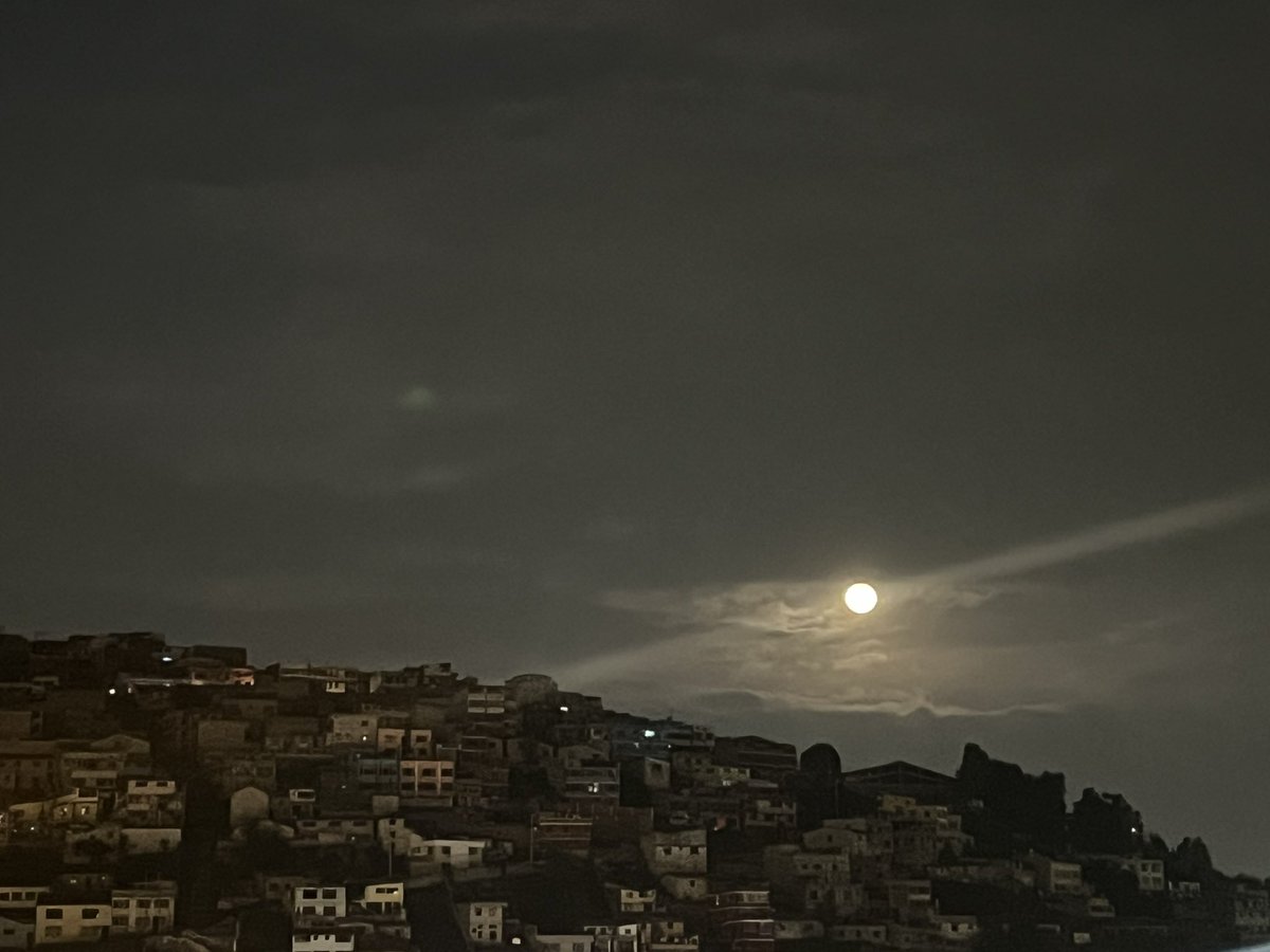 LuzLateraL's tweet image. La luna sobre #SanJuan sin luz 
#Quito