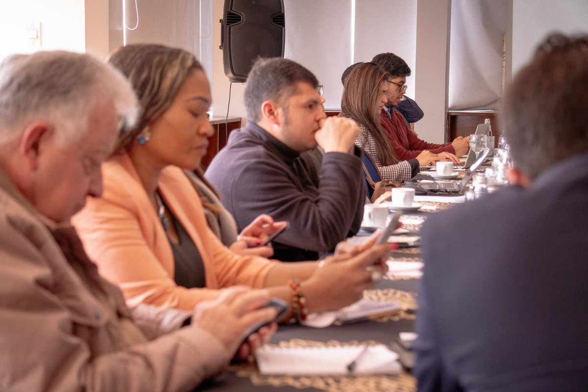 HernandoCortesL's tweet photo. Hoy estuve en la Mesa Multipartidista organizada por el @NDICol y el @MinInterior para conversar sobre la reforma política.

Consideramos inconveniente la propuesta de financiación publica de campañas, paridad en listas y lamentamos que composición CNE quede igual. https://t.co/VODOlwLIs8