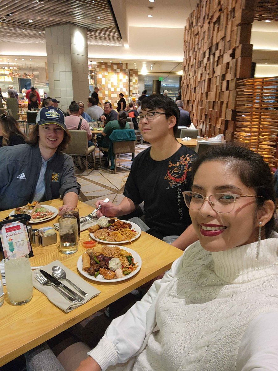 ScuffedSSB's tweet image. Ran up a huge stack in poker so I got to take my friends to the best buffet in Vegas