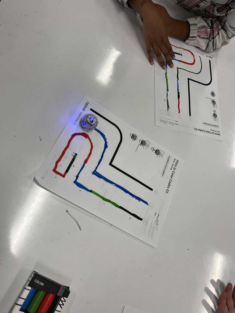 MsPepeLibrarian's tweet image. @S3_Belleville 1st graders got up close with @Ozobot and absolutely LOVED it! #STEMeducation #screenfreecoding @missmacbps
