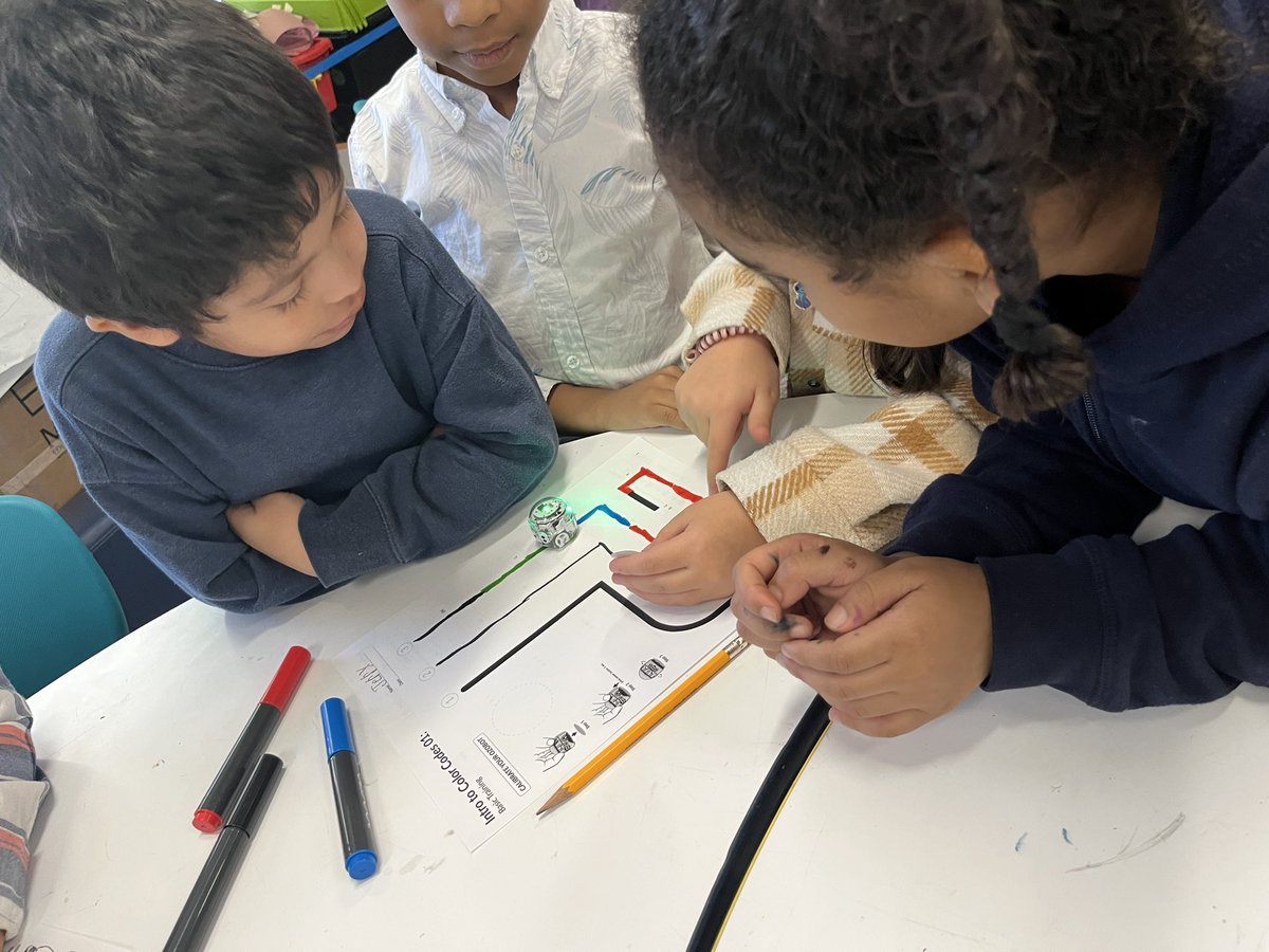 MsPepeLibrarian's tweet image. @S3_Belleville 1st graders got up close with @Ozobot and absolutely LOVED it! #STEMeducation #screenfreecoding @missmacbps