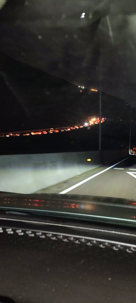 Debiiitas's tweet photo. No suban por el nuevo acceso #AltoHospicio, DE NUEVO un accidente que tiene la escoba con el taco 😖 #iquique https://t.co/oLTfswOGdt