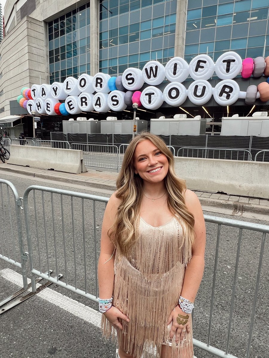 Kamfogo24's tweet photo. I don’t know how it gets better than this ✨#TSTheErasTour #TorontoTSTheErasTour @taylornation13 https://t.co/wUEHN6lwGS