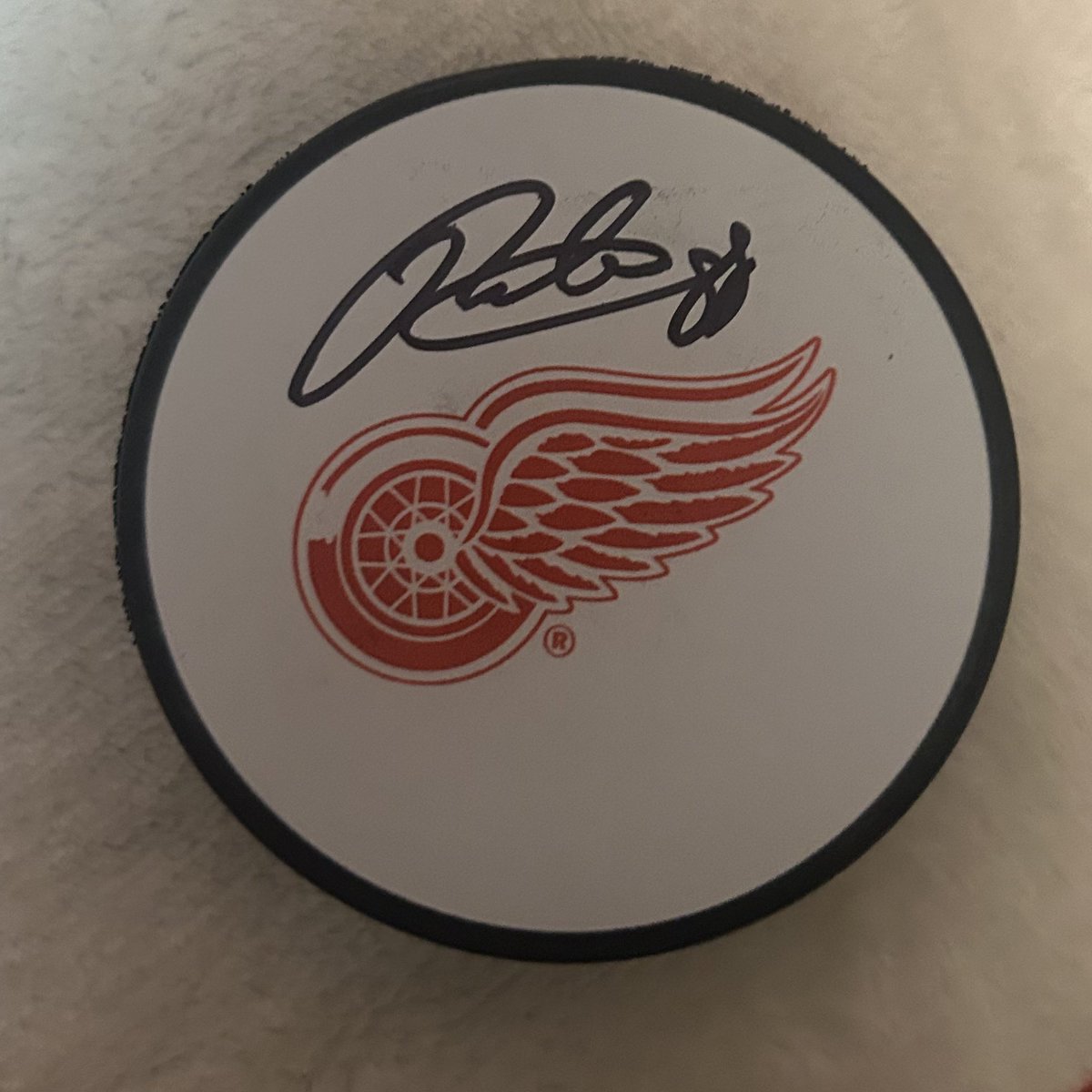 Daylights savings time this, and move the clocks back that. The only time that is consistent in my life is SHOWTIME. #LGRW Thanks for the puck guys 😘<a href="/DetroitRedWings/">Detroit Red Wings</a>