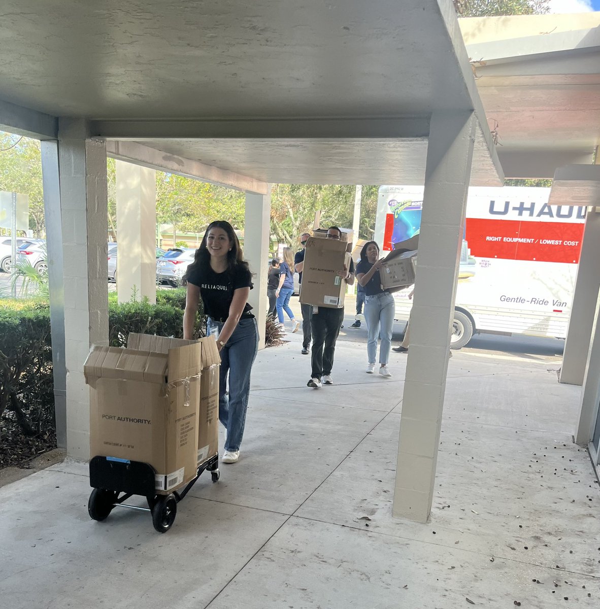 ChristinaCalve's tweet photo. Major THANK YOU @ReliaQuest for so generously supplying ALL of our PreK-7th grade kiddos with brand new lunchboxes, water bottles, and an inspirational book! Our owls 🦉 were so excited! @quest_relia @HCPS_FACE @CarrollwoodK8 @CarrollwoodMed1 https://t.co/gblQ2HZaVB